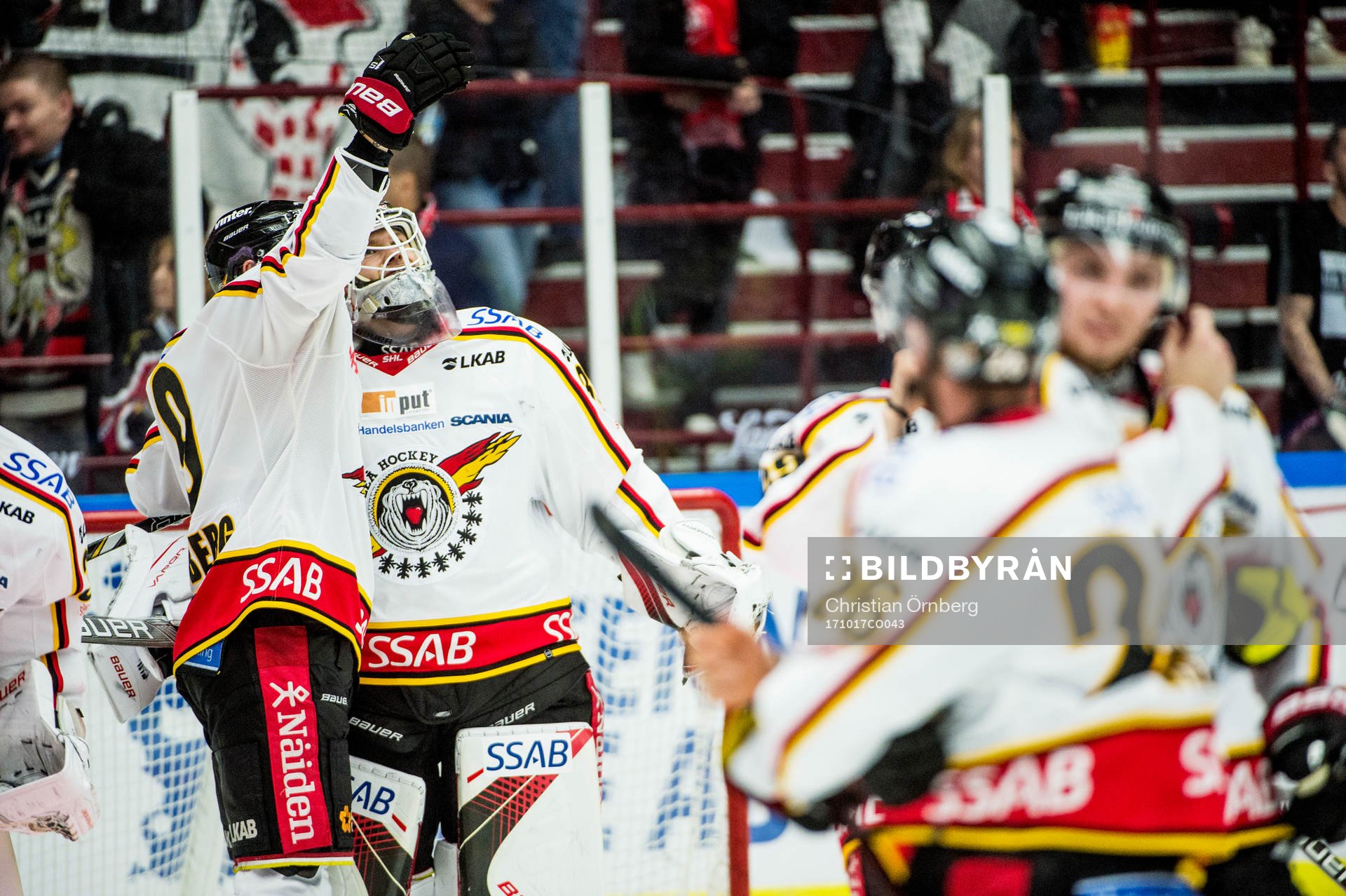 Luleås Johan Forsberg jublar med målvakt Filip Gustavsson