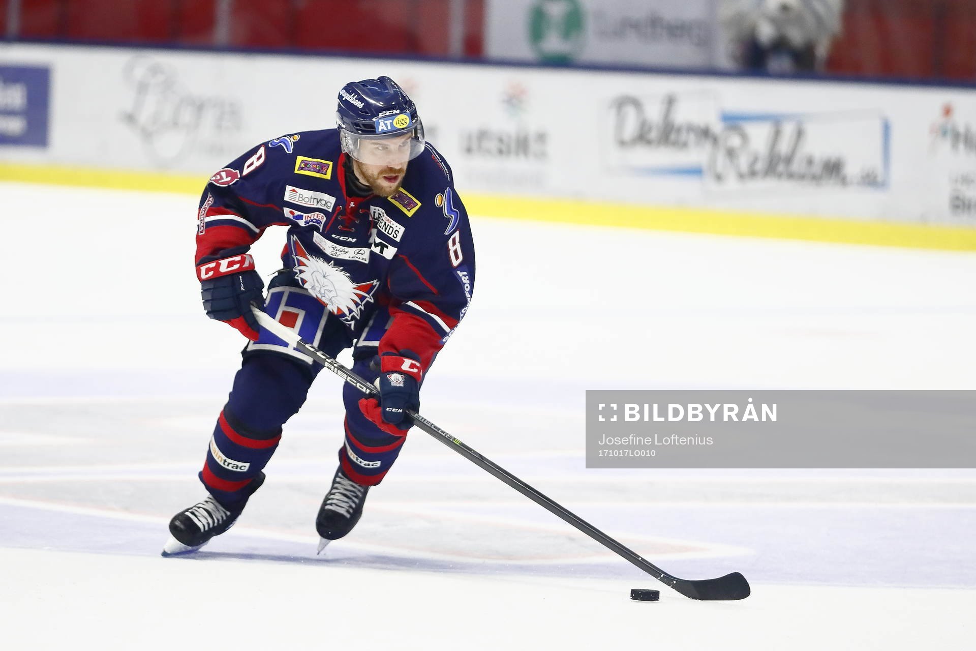 Linköpings Derek Roy går mot mål i