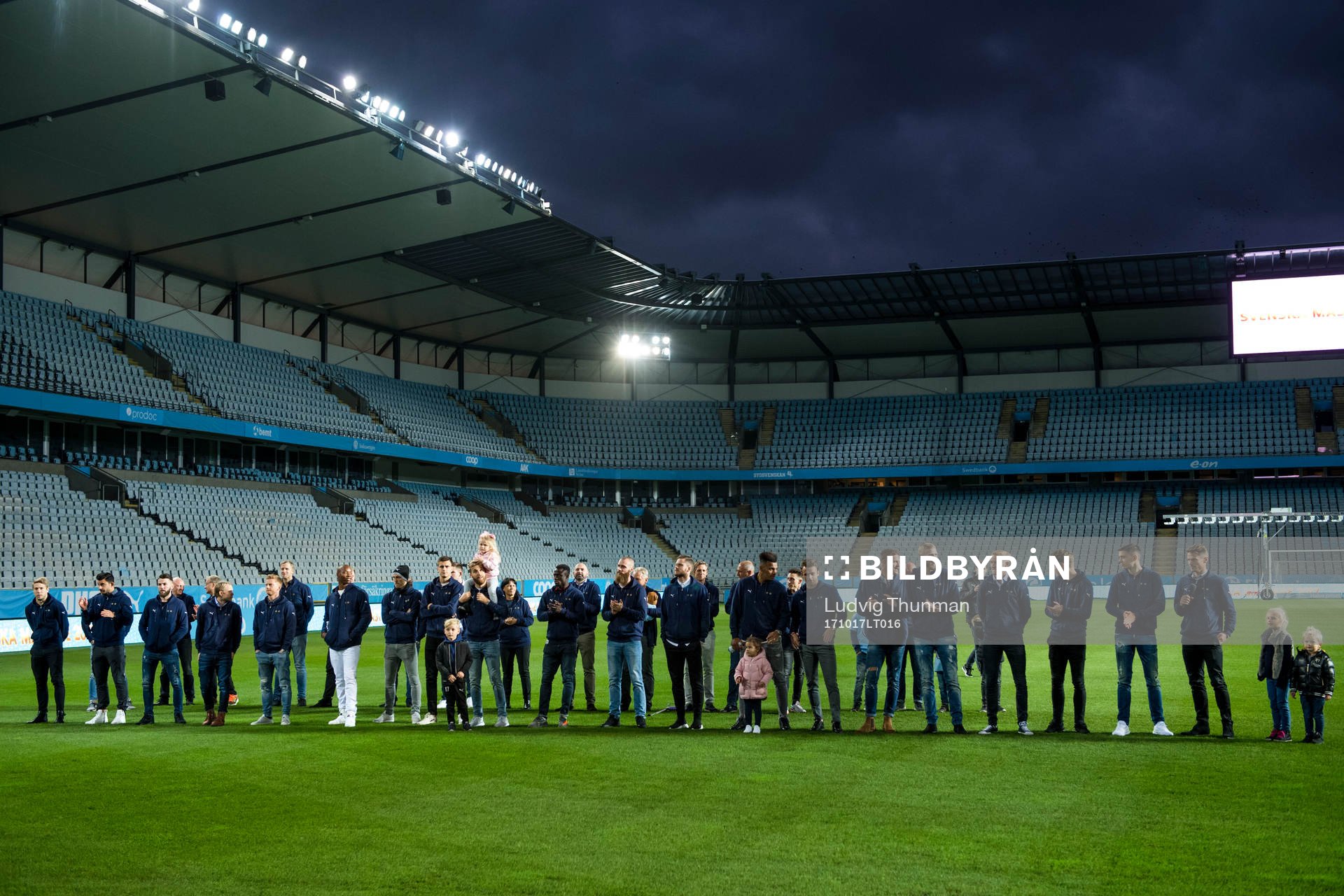 Malmö FFs spelare jublar med publiken