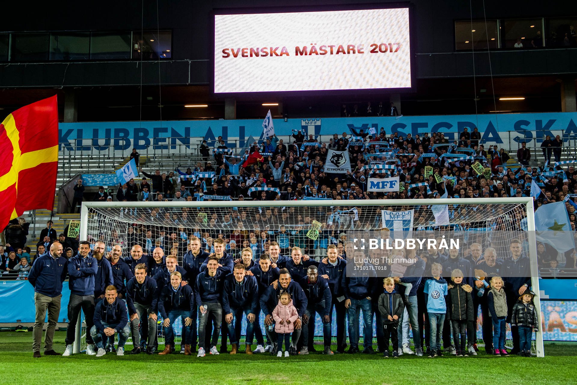 Malmö FFs spelare jublar med publiken