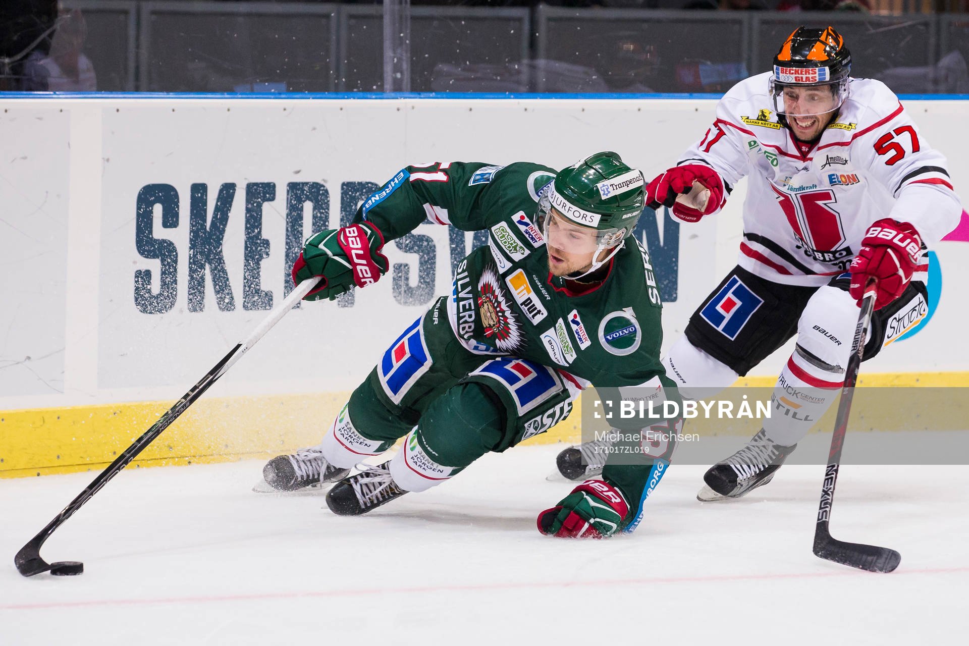 Frölundas Mats Rosseli Olsen före Örebros Daine Todd