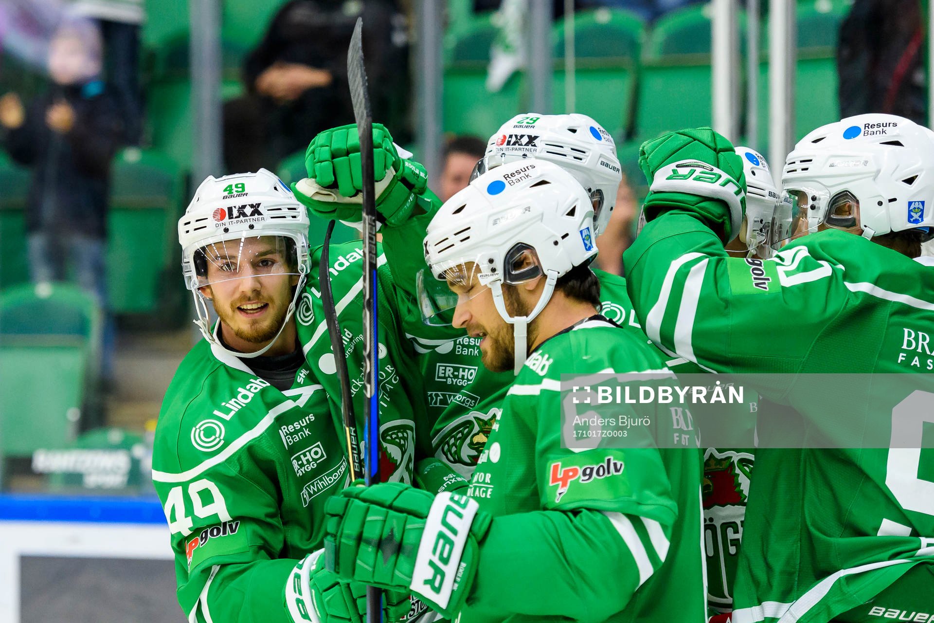 Rögles Sebastian Collberg jublar med sina lagkamrater
