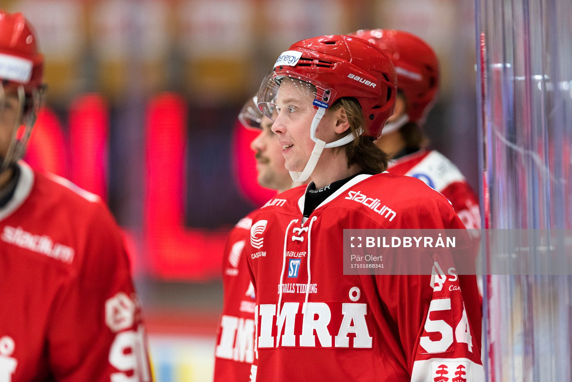 Timrås Jonathan Dahlen värmer upp innan  ishockeymatchen