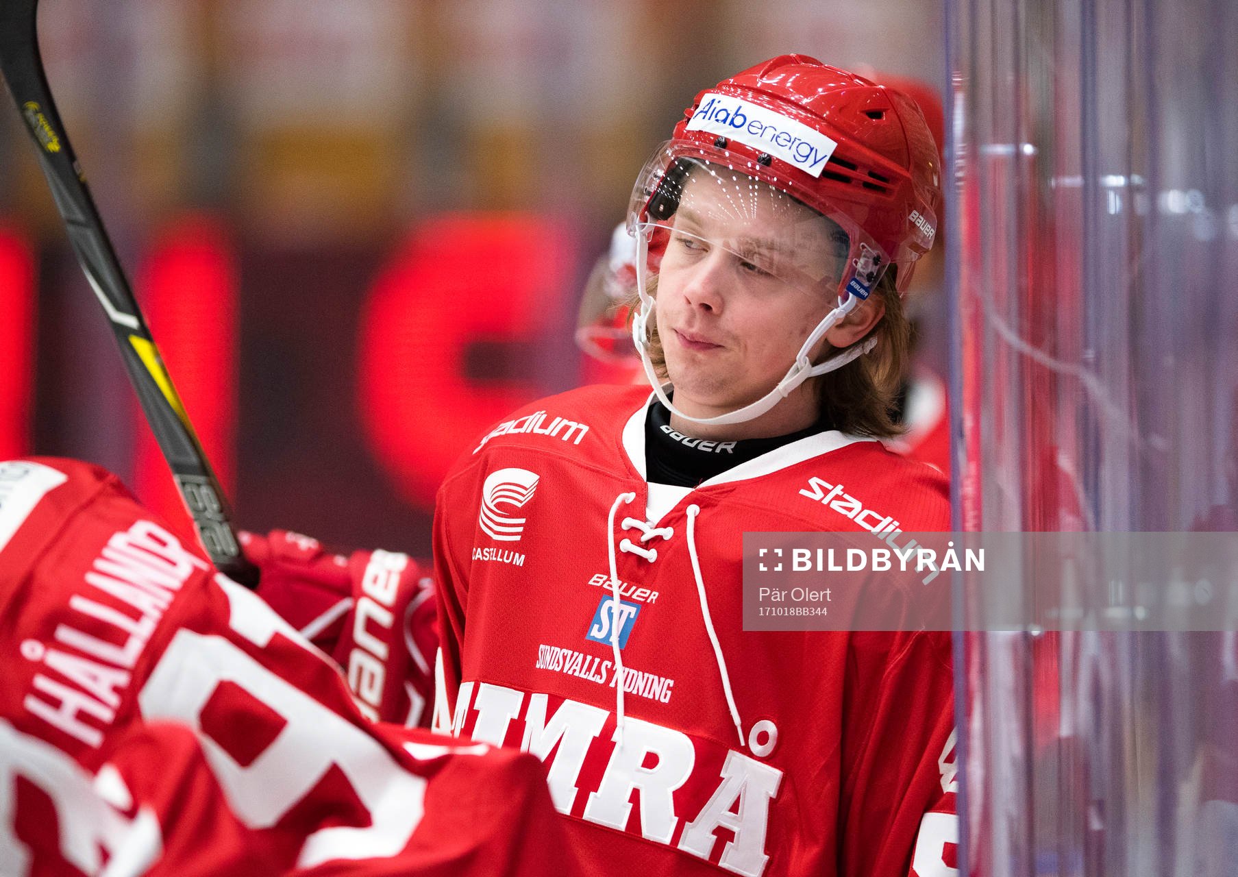 Timrås Jonathan Dahlen värmer upp innan  ishockeymatchen