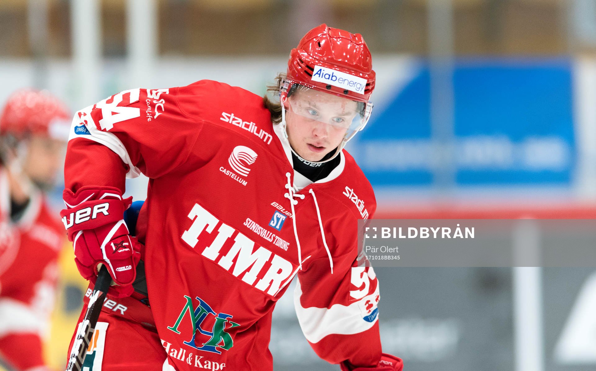 Timrås Jonathan Dahlen värmer upp innan  ishockeymatchen