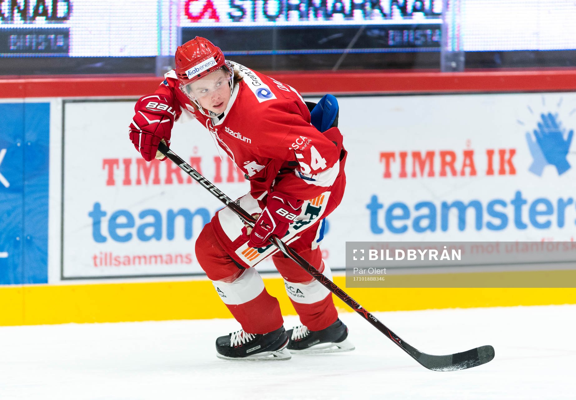 Timrås Jonathan Dahlen värmer upp innan  ishockeymatchen