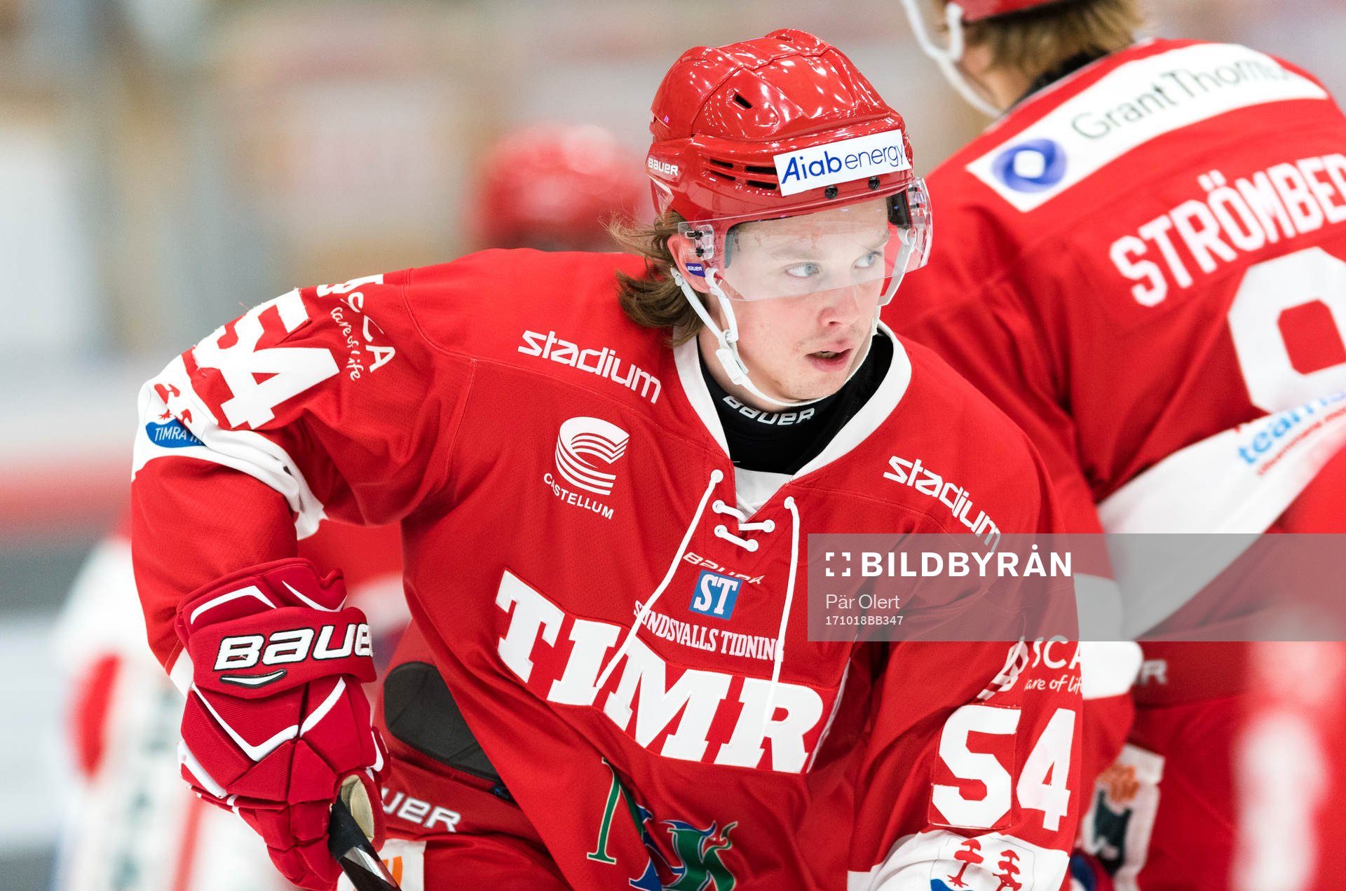 Timrås Jonathan Dahlen värmer upp innan  ishockeymatchen