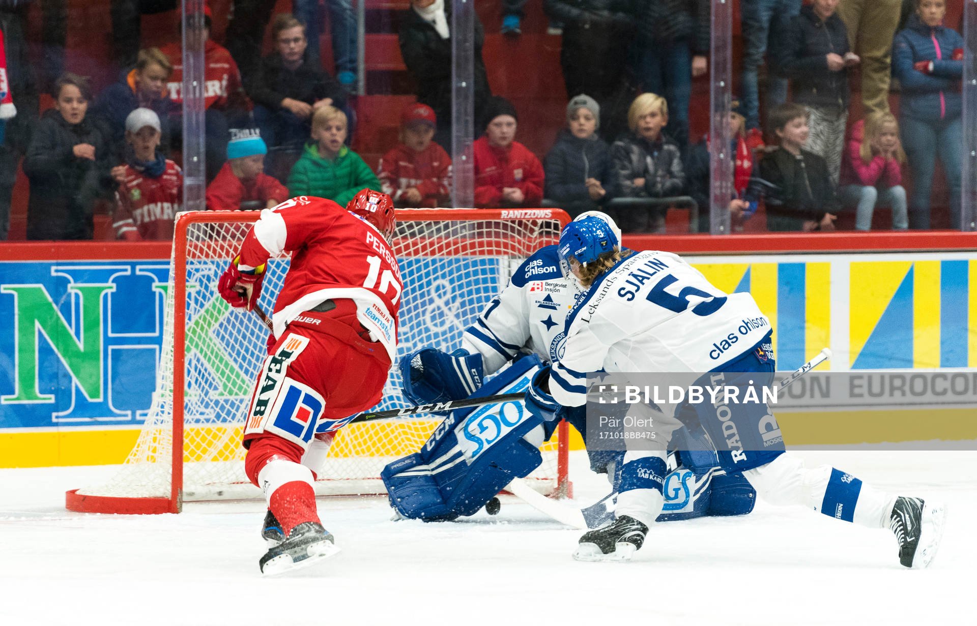 Timrås Johan Persson gör 1-0 målet bakom Leksands