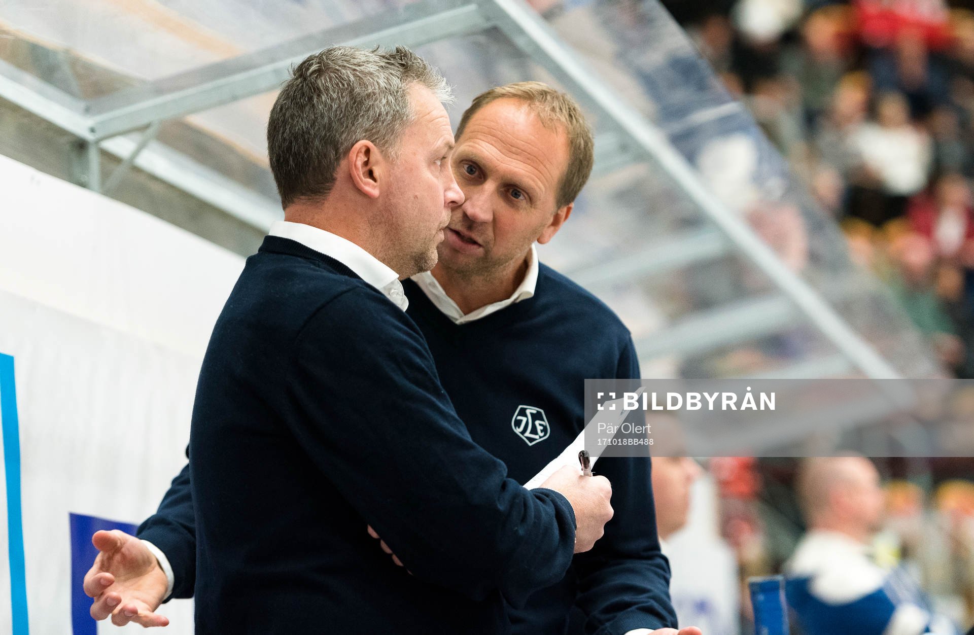 Leksands tränare Jens Nielsen diskuterar med