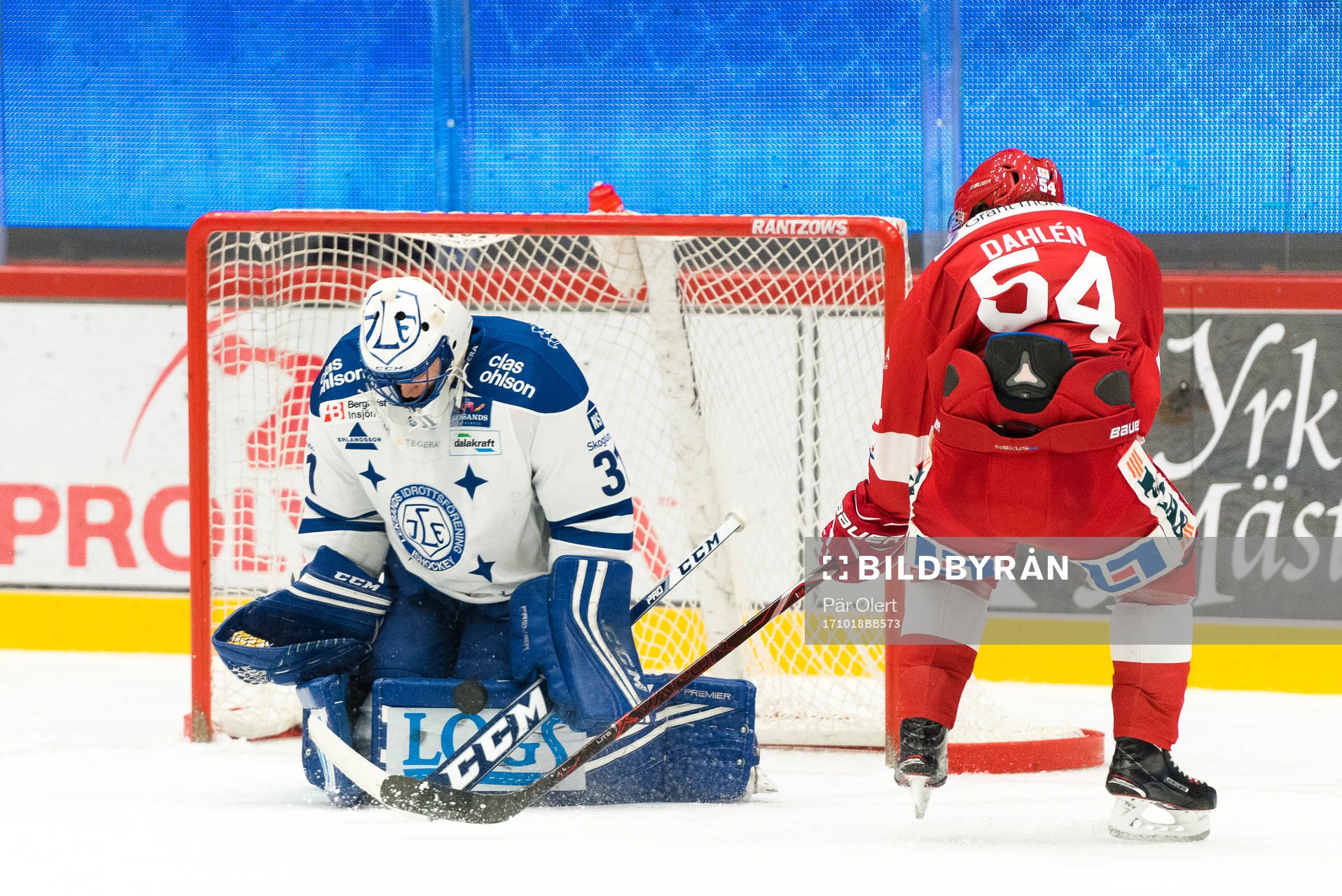 Timrås Jonathan Dahlen skjuter mot Leksands målvakt Jonas