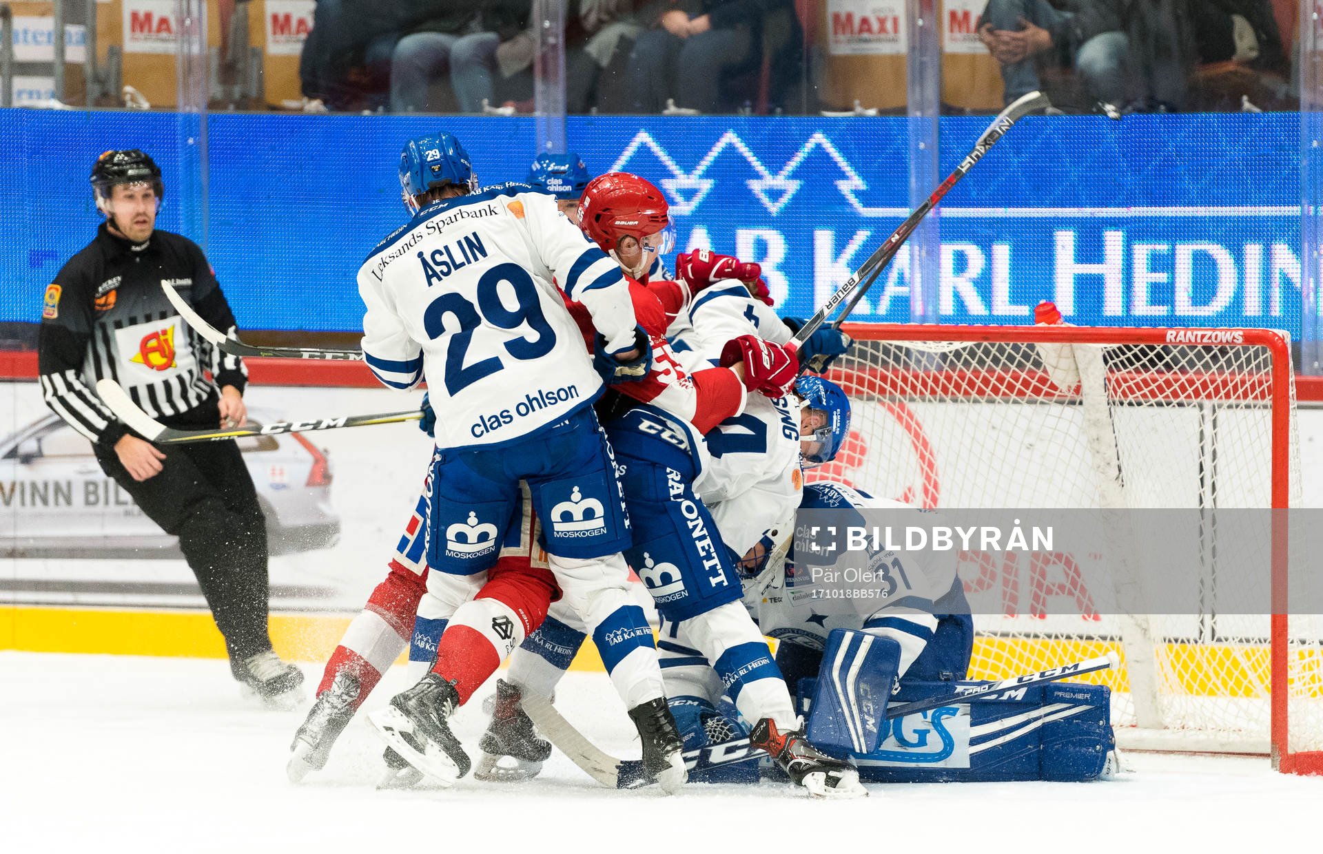 Leksands målvakt Jonas Arntzen räddar