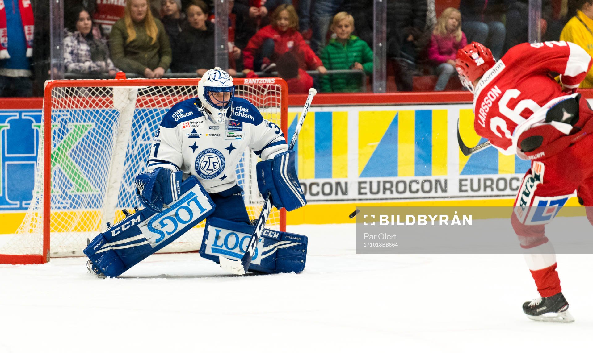 Timrås Hampus Larsson skjuter utanför bakom Leksands