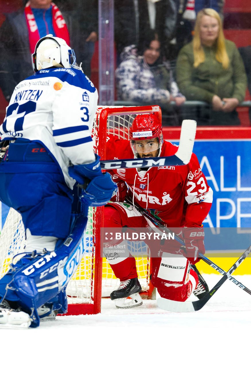 Timrås Jeremy Boyce-Rotevall tacklas in i Leksands