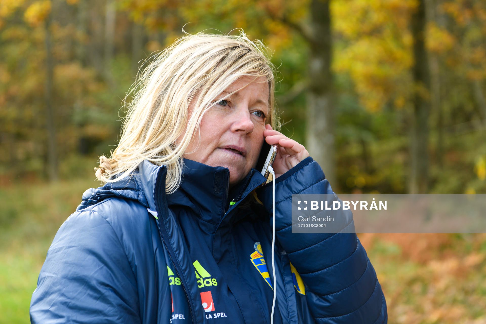 Landslagschef Marika Domanski Lyfors pratar i telefon