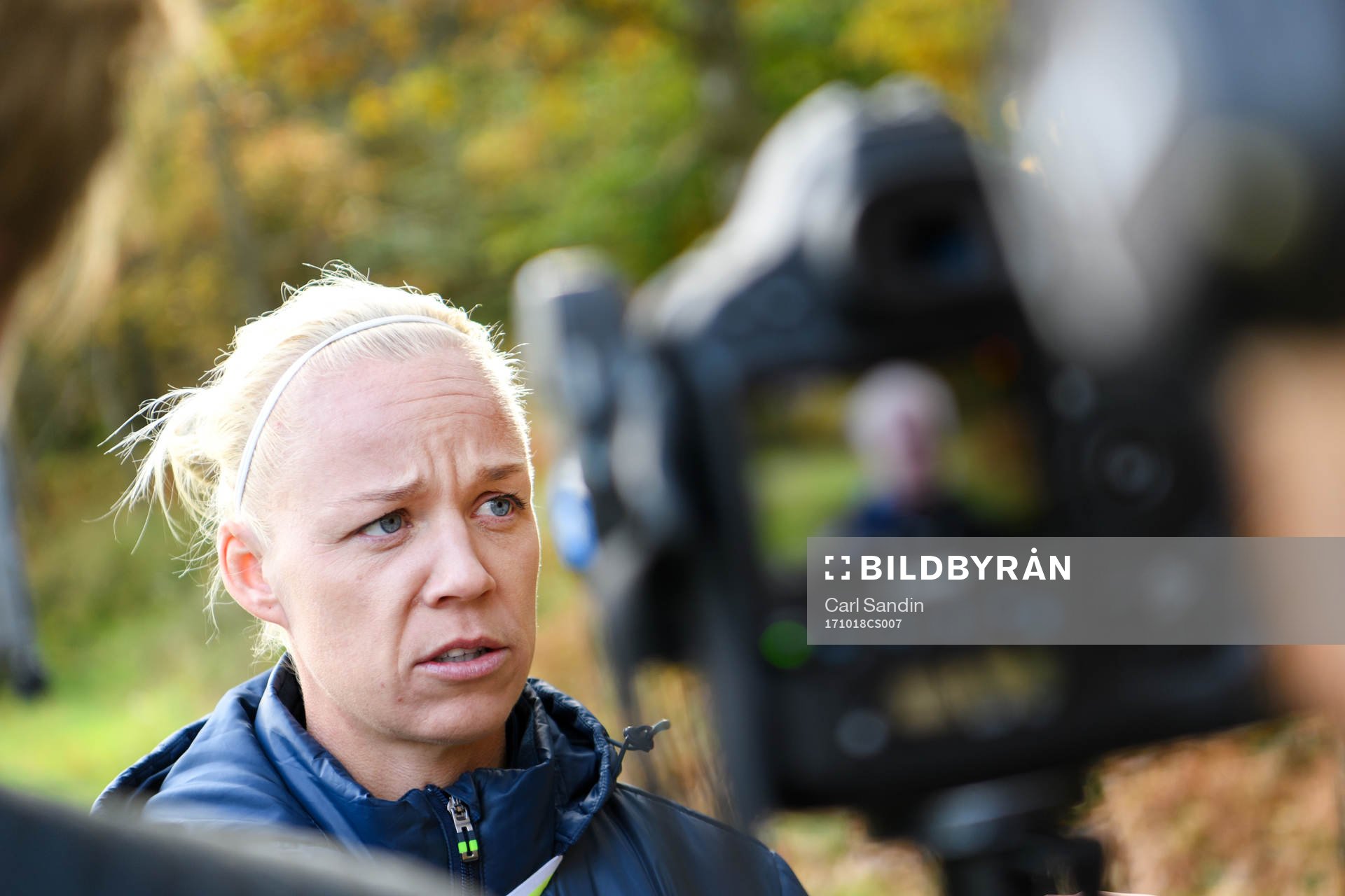 Caroline Seger blir intervjuad