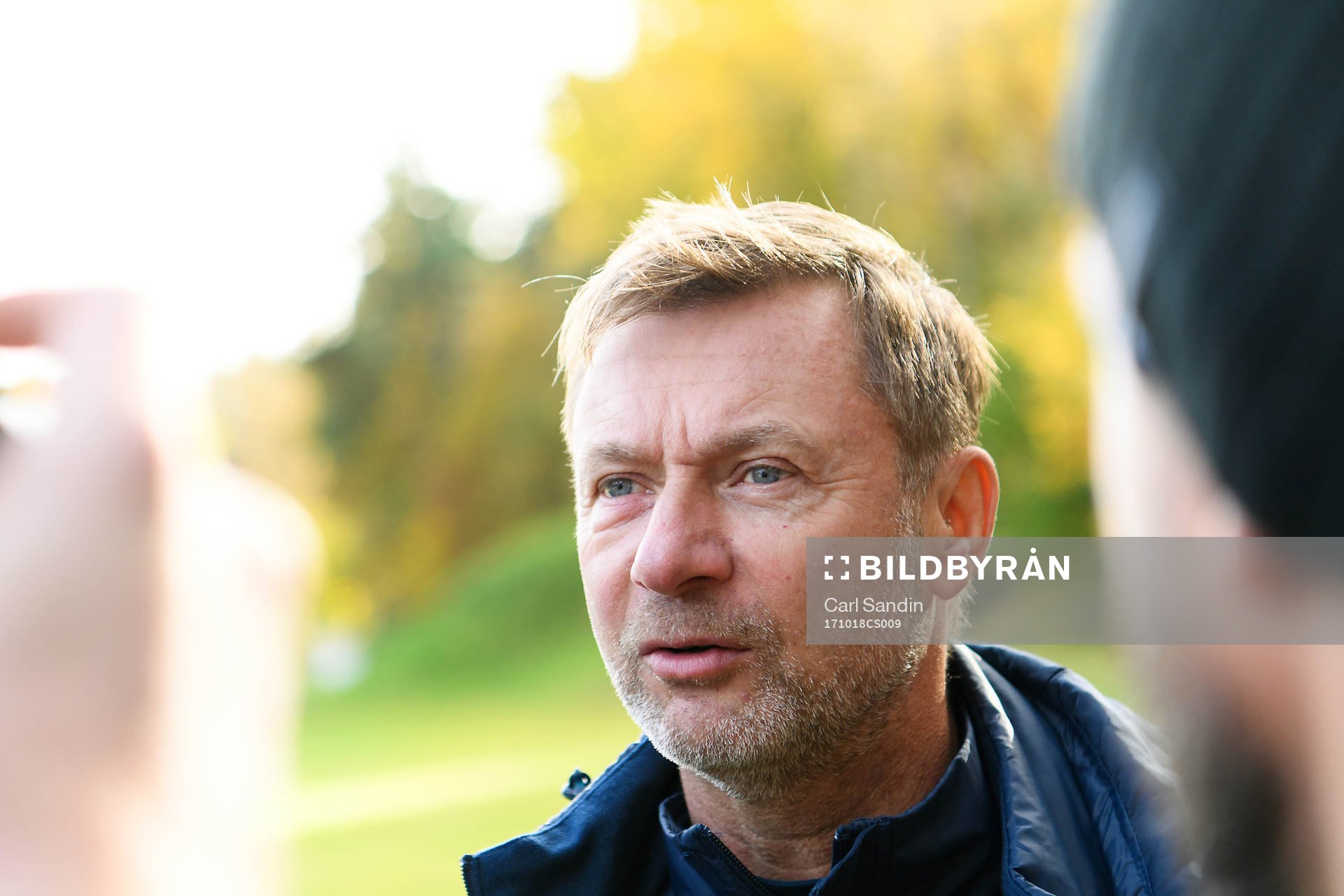 Förbundskapten Peter Gerhardsson blir intervjuad