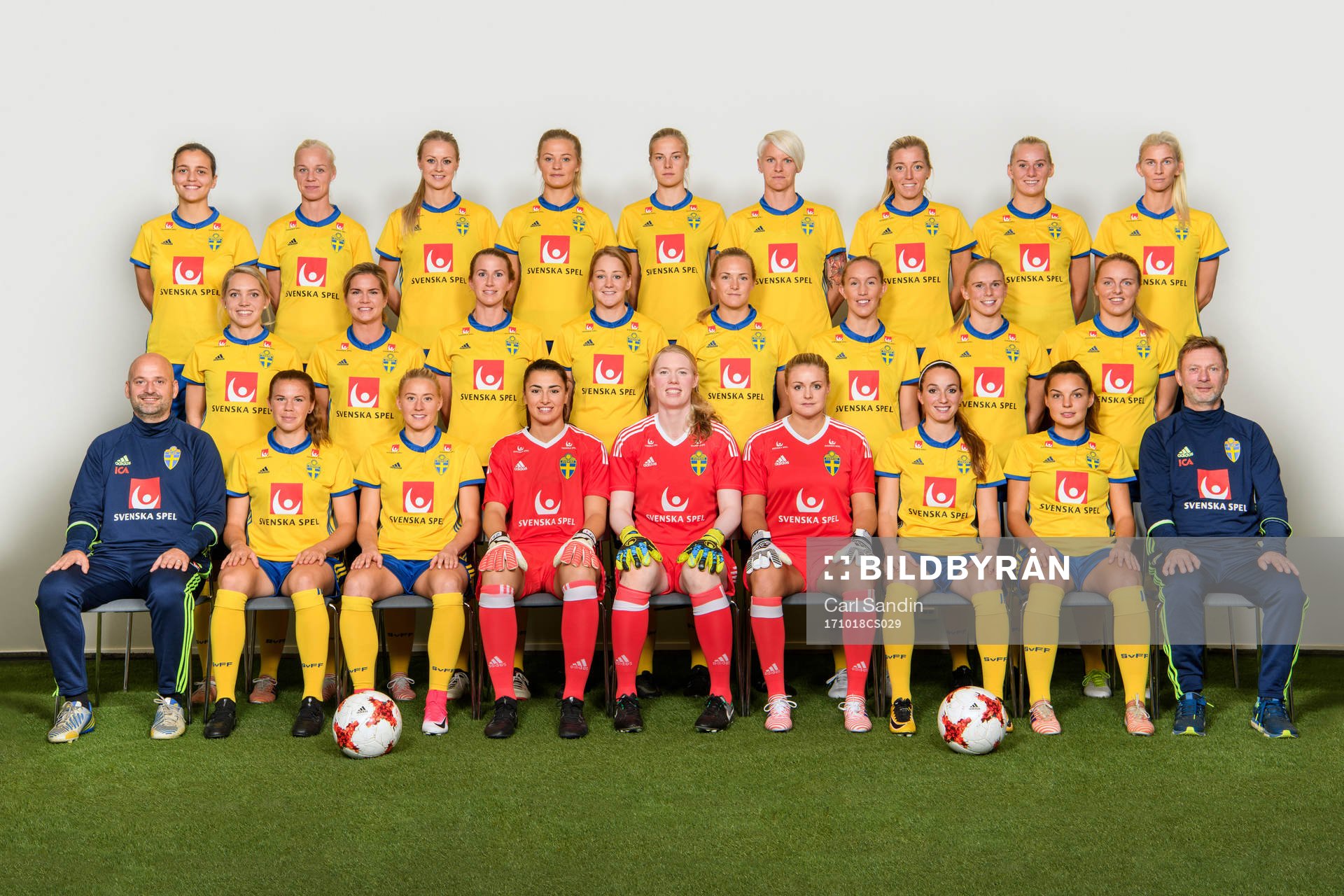 Sveriges damlandslag i fotboll poserar för en lagbild den 18 oktober 2017 i Göteborg. Bakre raden fr.v. Marija Banusic, Caroline Seger, Amanda Ilestedt, Fridolina Rolfö, Lina Hurtig, Nilla Fischer, Linda Sembrant, Stina Blackstenius, Sofia Jakobsson. Mellanraden fr.v. Elin Rubensson, Hanna Folkesson, Emma Berglund, Mia Carlsson, Magdalena Eriksson, Julia Roddar, Jonna Andersson. Mimmi Larsson. Främre raden fr.v. Assisterande förbundskapten Magnus Wikman, Jessica Samuelsson, Julia Spetsmark, målvakt Zecira Musovic, målvakt Hedvig Lindahl, målvakt Hilda Carlén, Kosovare Asllani, Johanna Rytting Kaneryd och förbundskapten Peter Gerhardsson. EDITORS NOTE: Bilden är manipulerad.