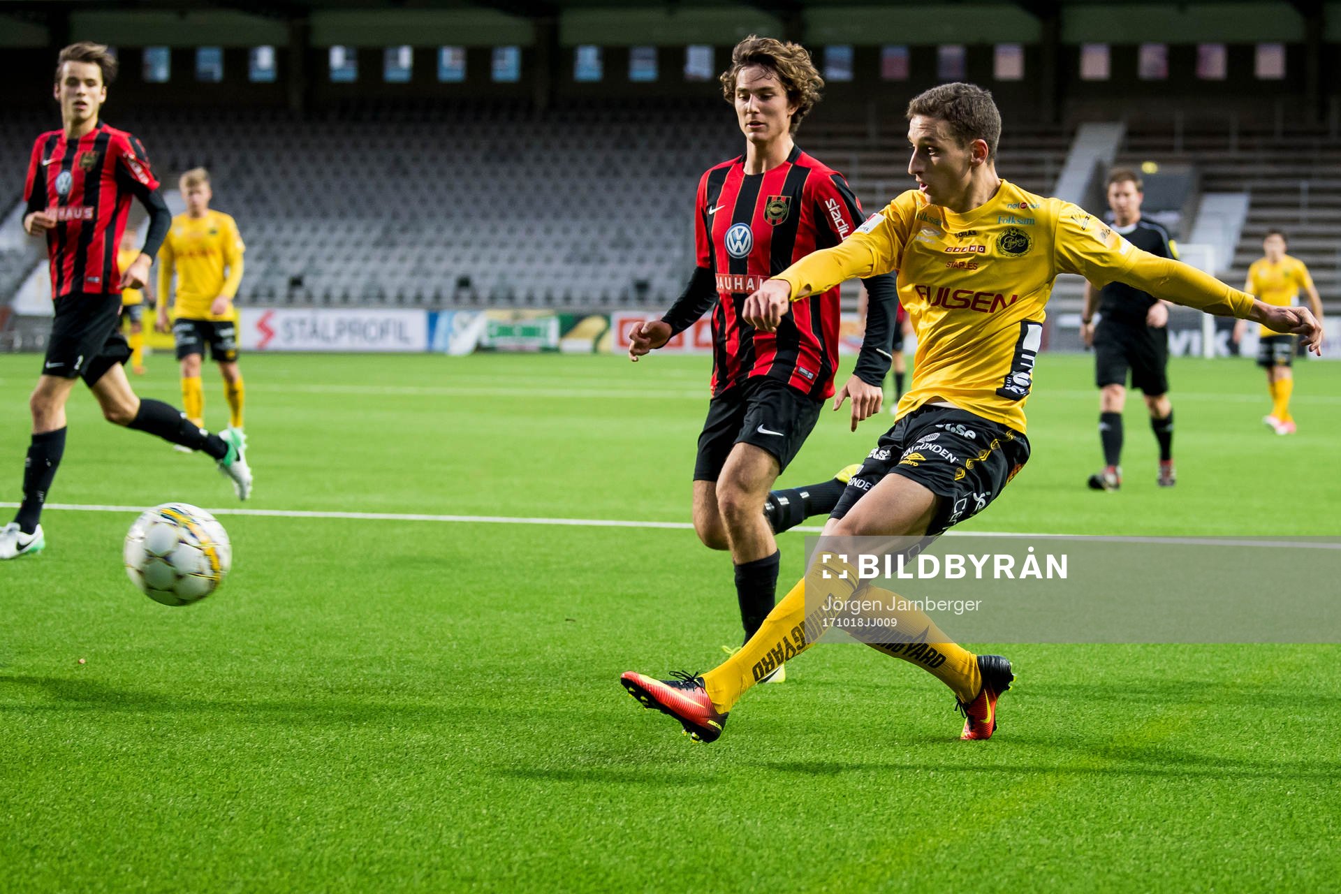 Elfsborgs Arian Kabashi och Brommapojkarnas Matteo Catenacci