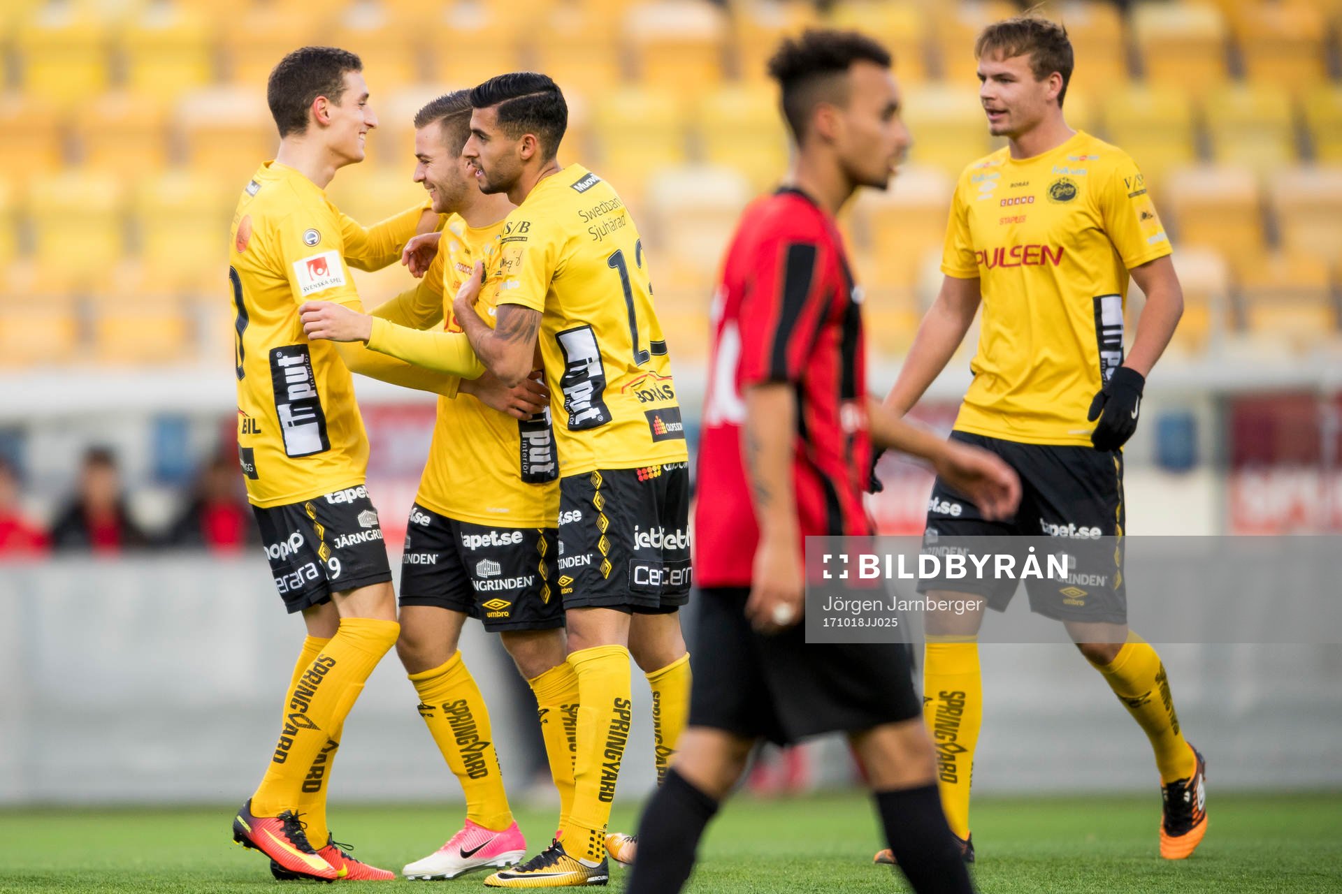 Elfsborgs Oscar Iglicar Berntsson klappas om av Arian