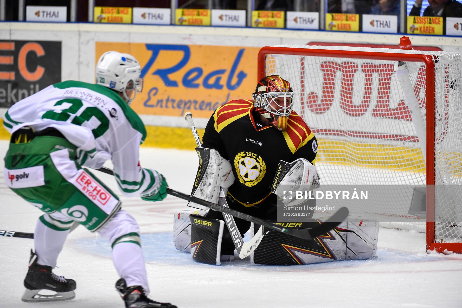 Rögles Mathias From gör 1-1 bakom Brynäs målvakt Felix