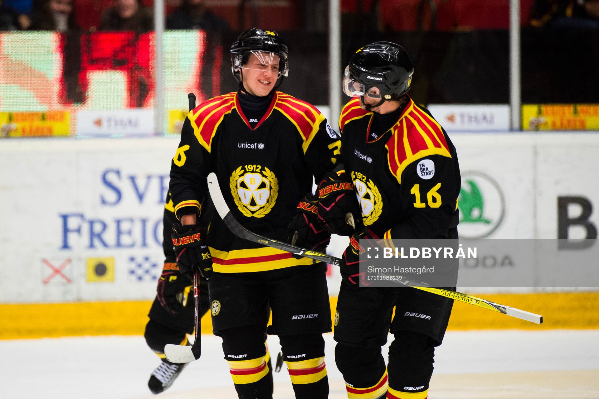 Brynäs Linus Ölund och Daniel Paille jublar