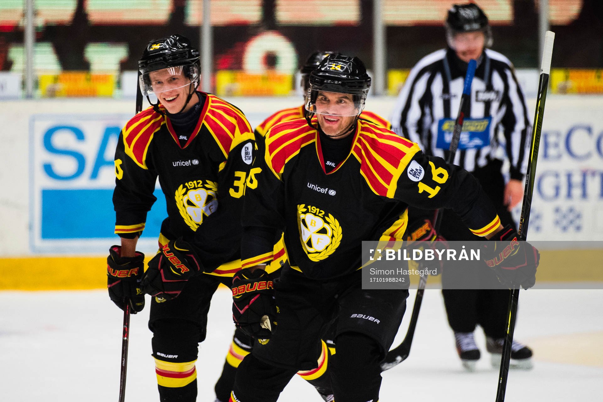Brynäs Linus Ölund och Daniel Paille jublar