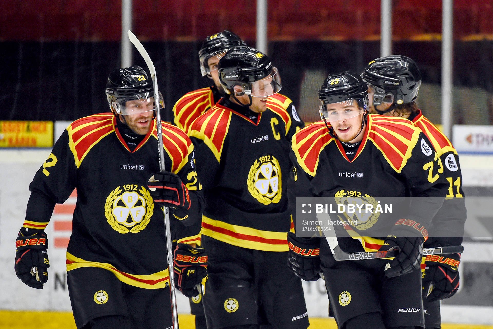 Brynäs Lucas Carlsson jublar med lagkamrater