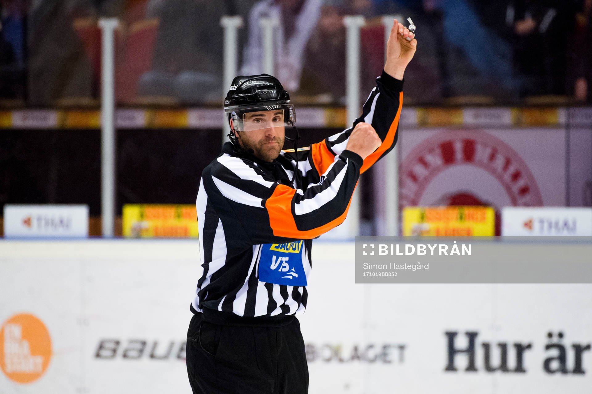 Domare Mikael Sjöqvist signalerar spel med hög klubba