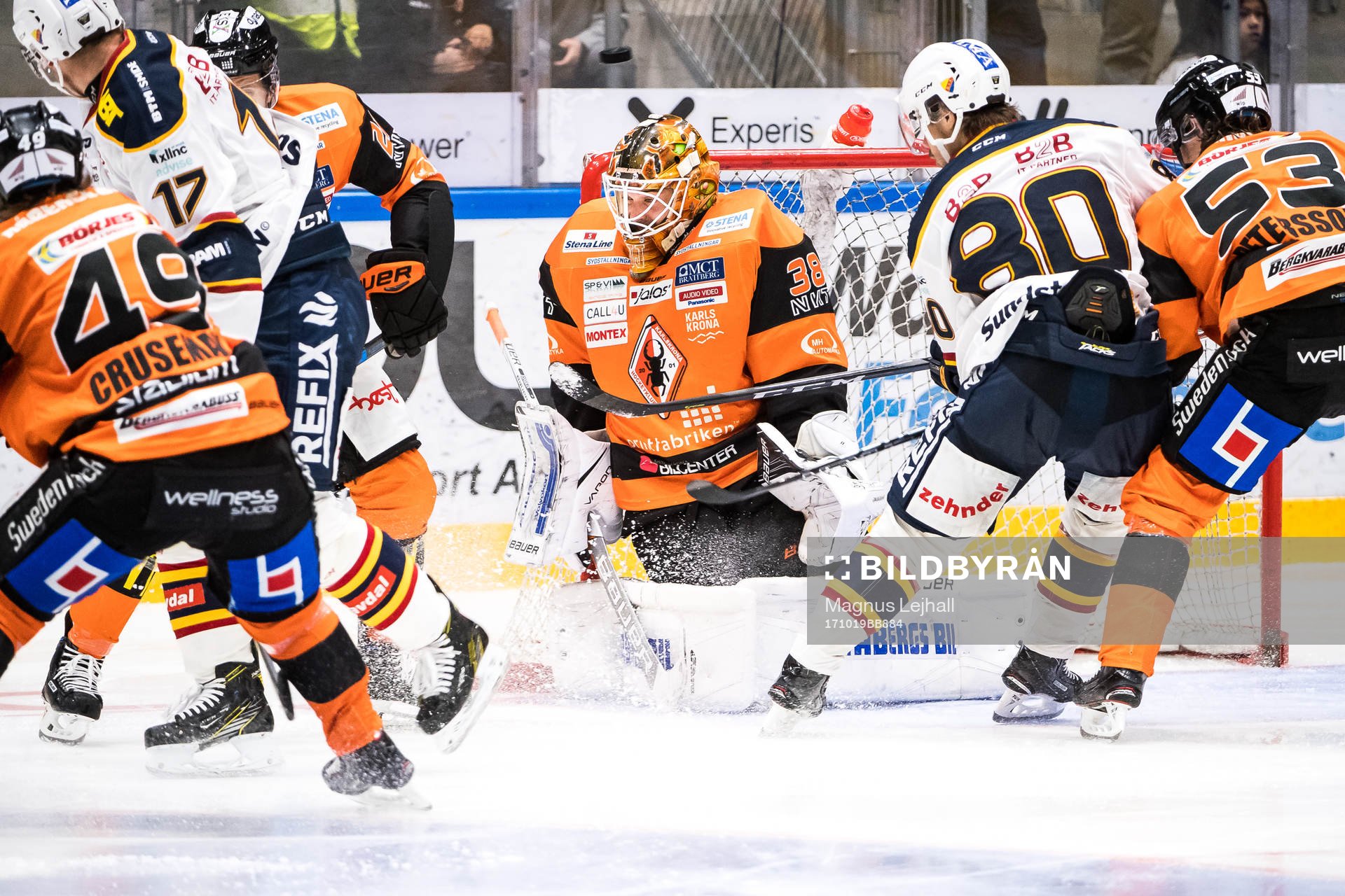 Karlskronas målvakt Johannes Jönsson  räddar