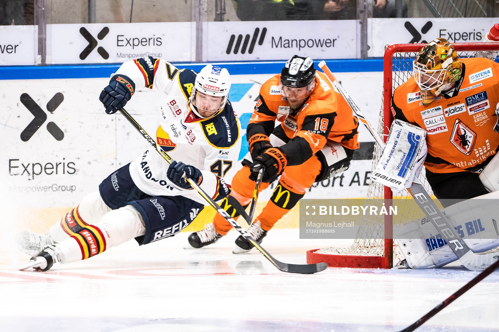 Djurgårdens Linus Johansson oroar framför Karlskronas