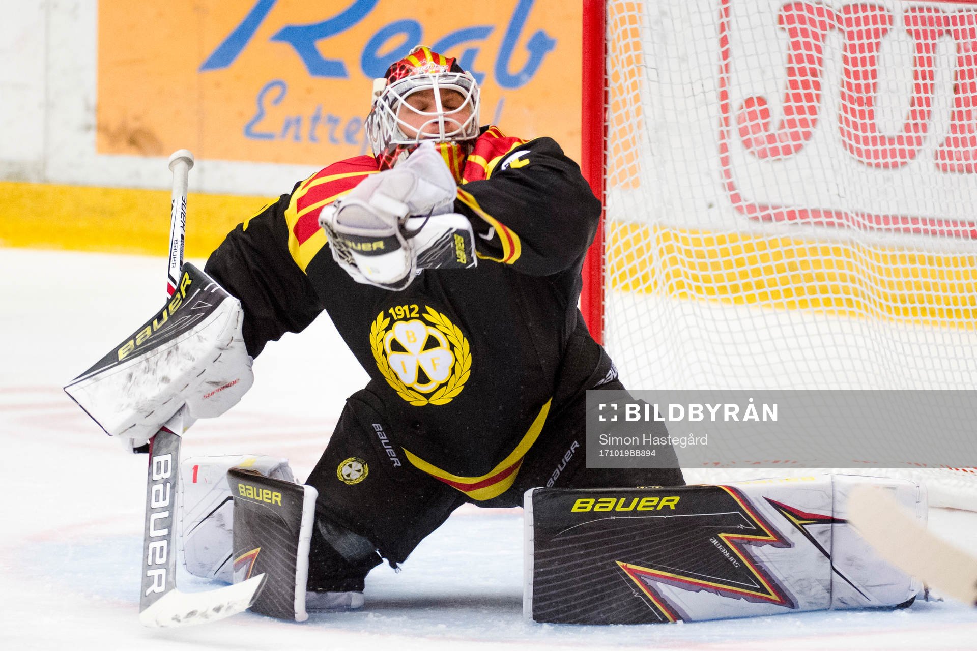 Brynäs målvakt Felix Sandström räddar skott
