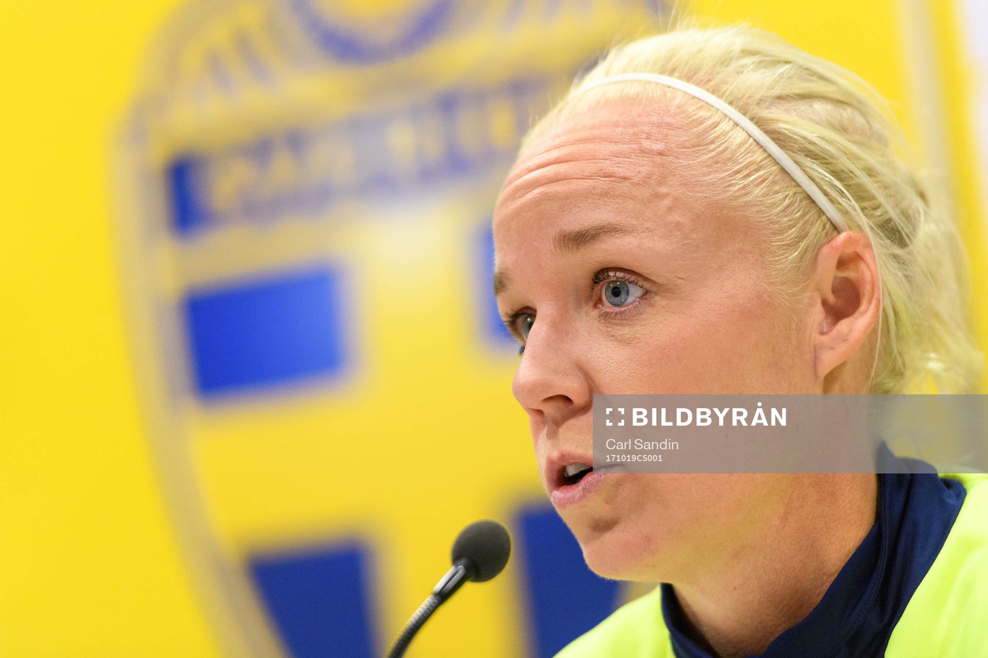 Caroline Seger på en presskonferens med det svenska
