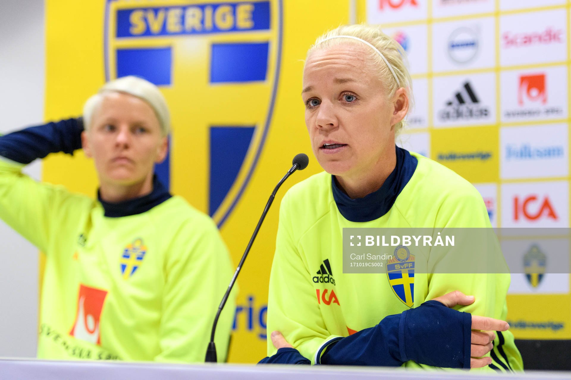 Caroline Seger på en presskonferens med det svenska