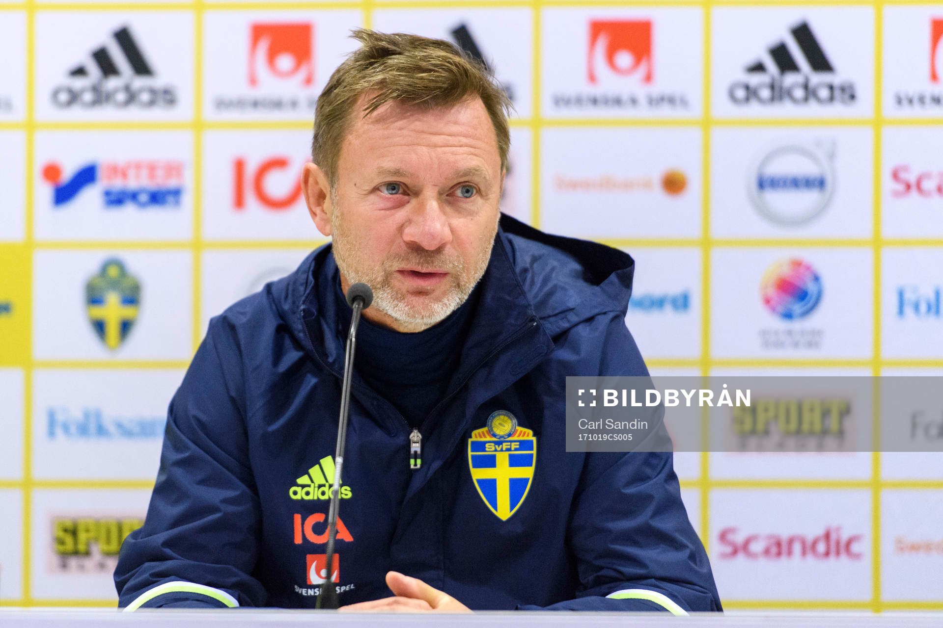 Förbundskapten Peter Gerhardsson på en presskonferens med