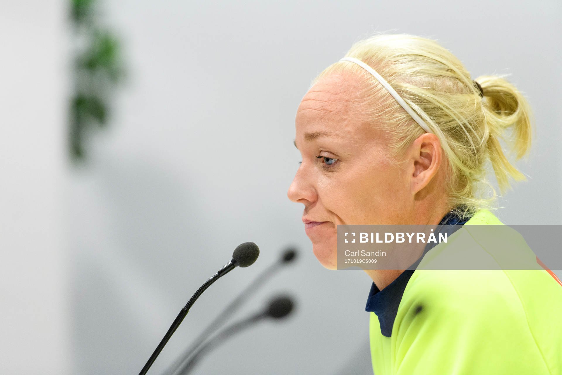 Caroline Seger på en presskonferens med det svenska