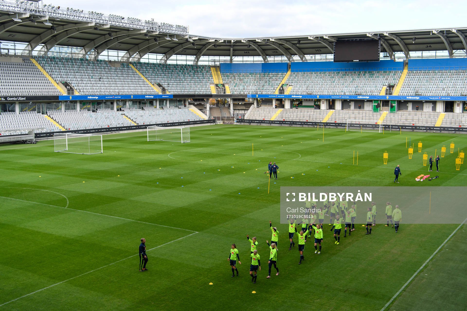 Spelarna värmer upp på Gamla Ullevi