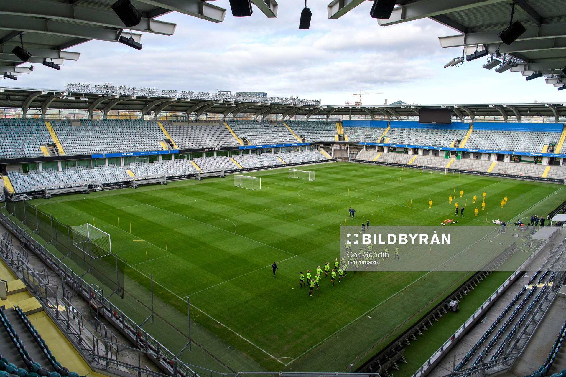 Spelarna värmer upp på Gamla Ullevi