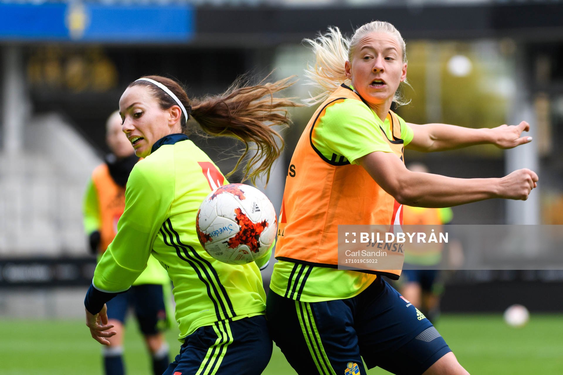Kosovare Asllani och Julia Spetsmark