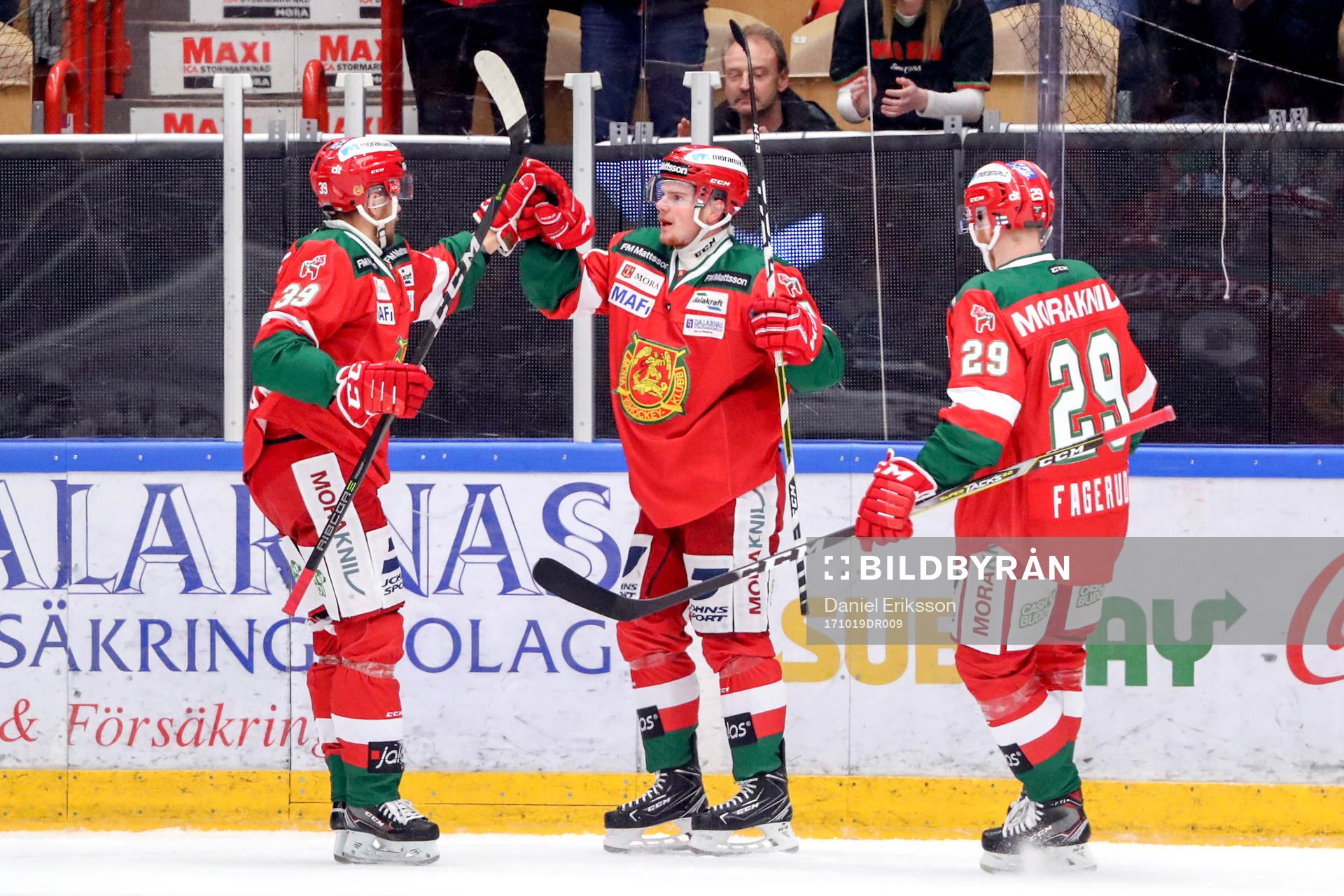 Moras David Kase jublar med lagkamrater