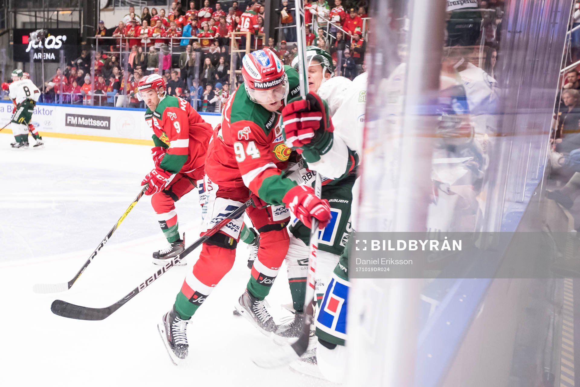 Moras Sebastian Hartmann tacklar i ishockeymatchen i SHL