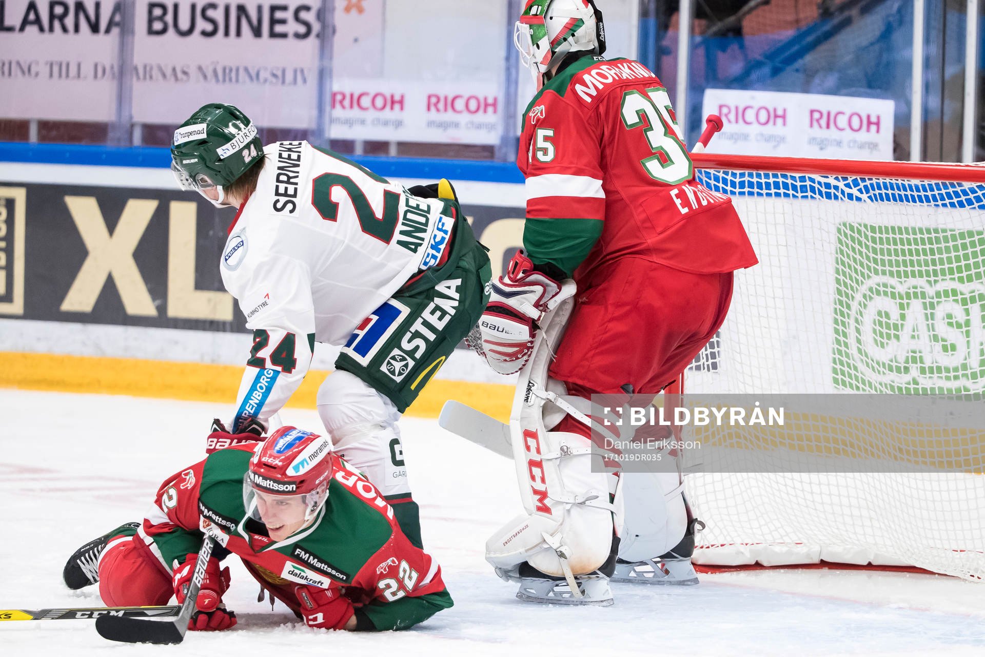 Moras Matias Lassen och Frölundas Lias Andersson framför