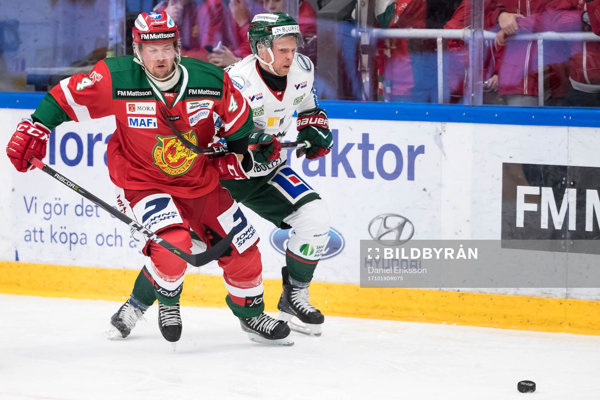 Moras Viktor Amnér och Frölundas Ryan Lasch  i