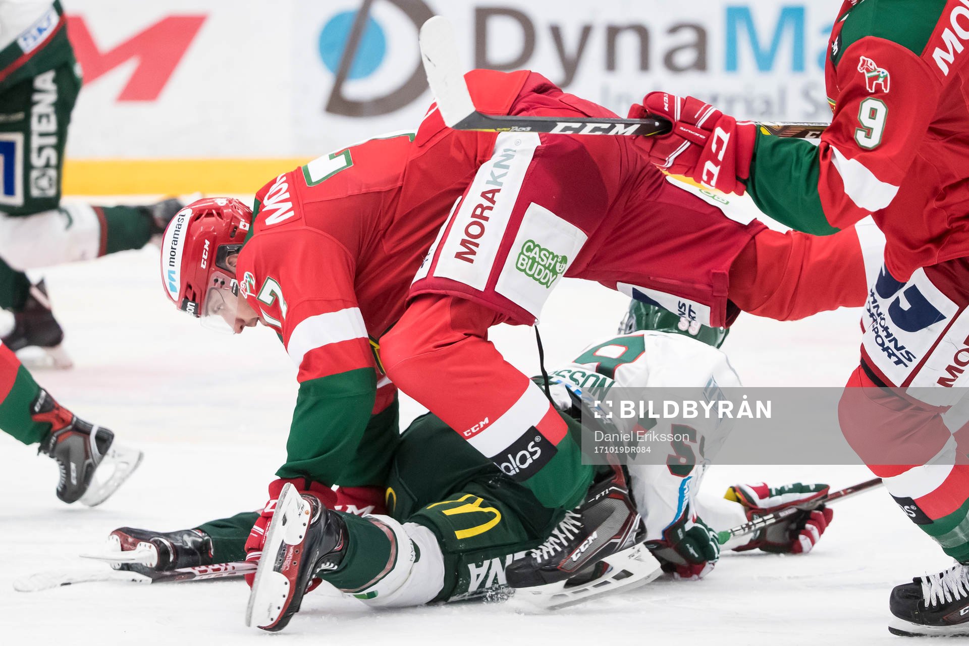 Moras Patrik Eklund och Frölundas Jonathan Sigalet  i