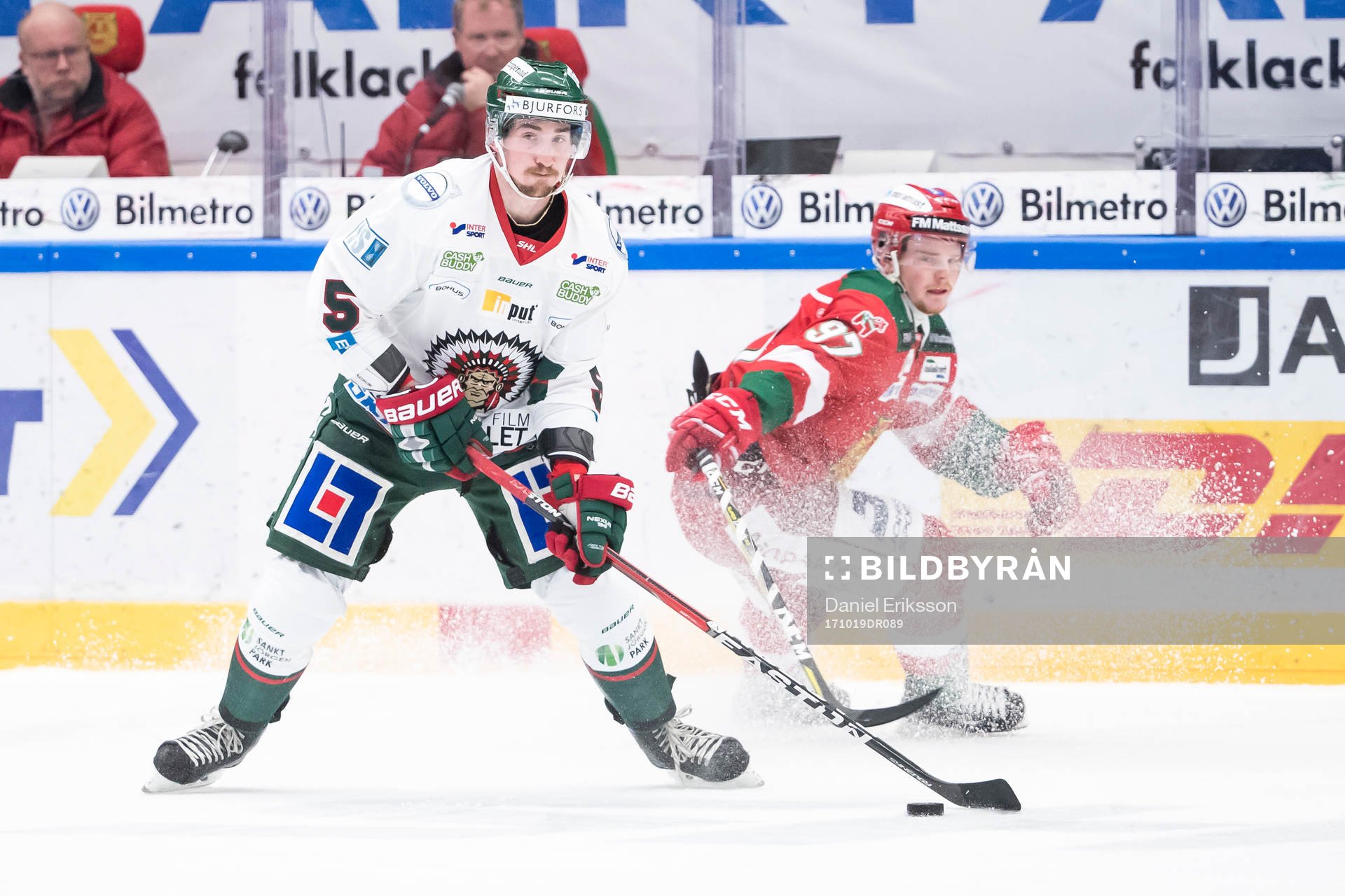 Frölundas Adam Almqvist  i ishockeymatchen i SHL mellan