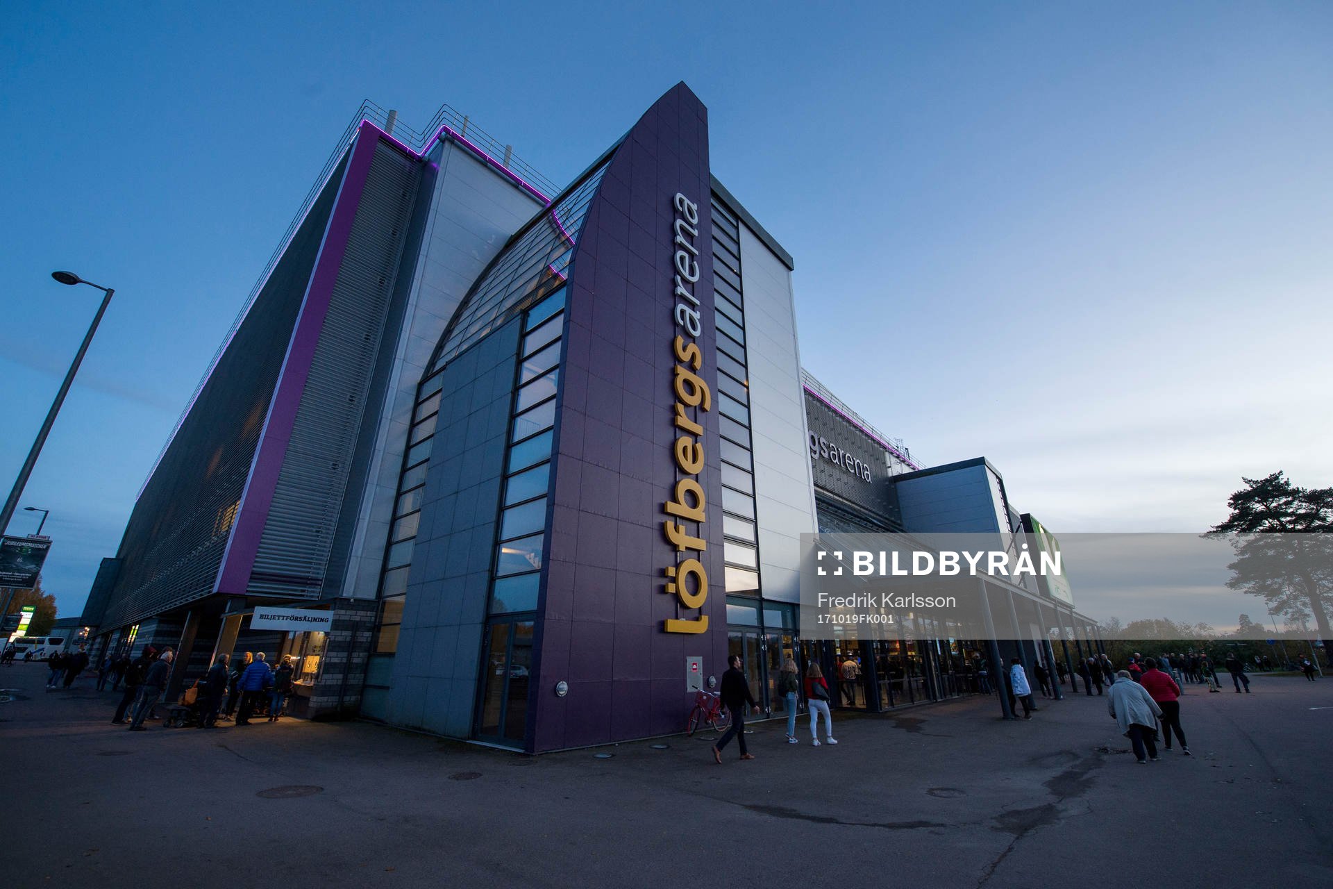 Exteriör bild på Löfbergs arena innan ishockeymatchen i