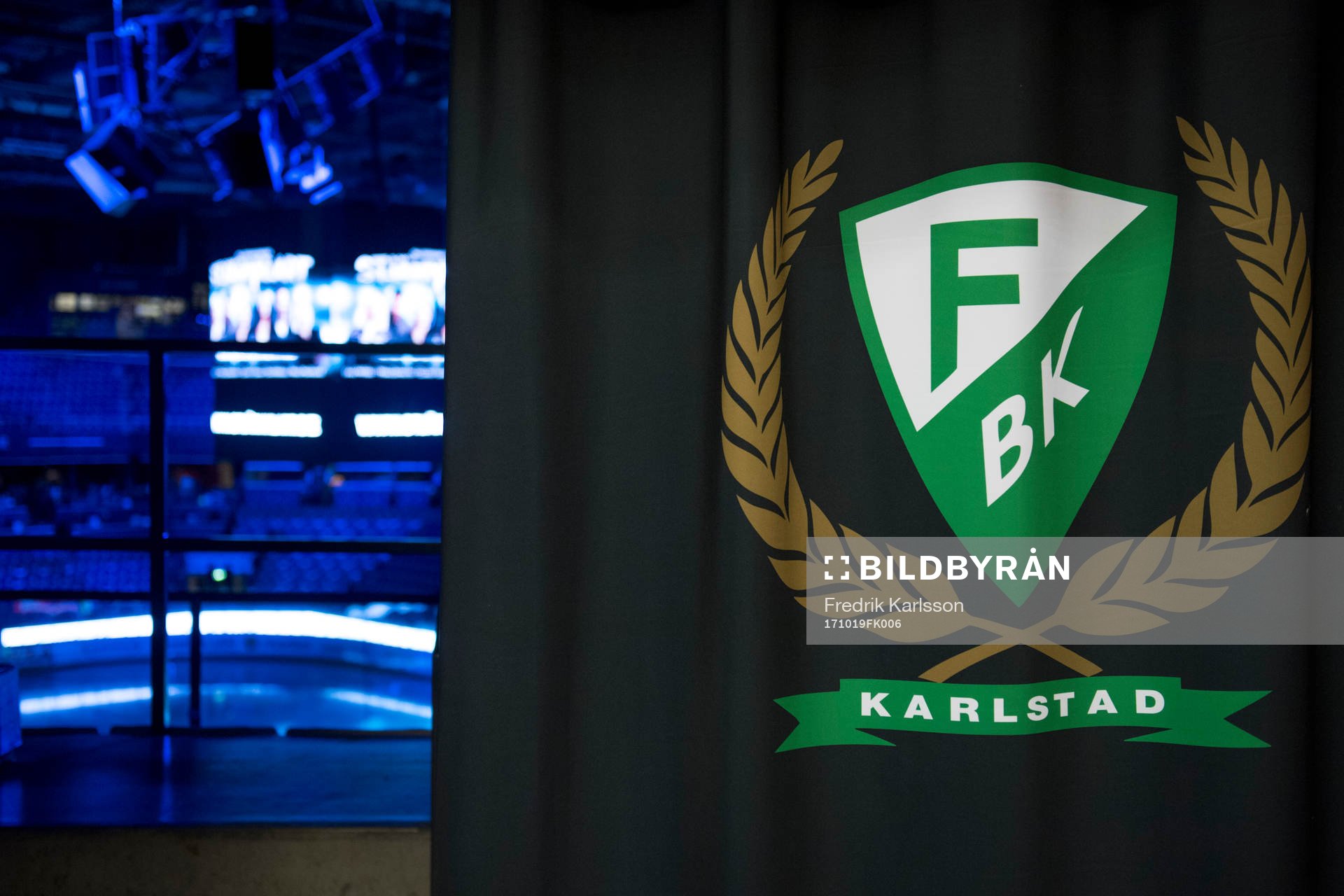 Färjestads klubbmärke på en flagga innan ishockeymatchen