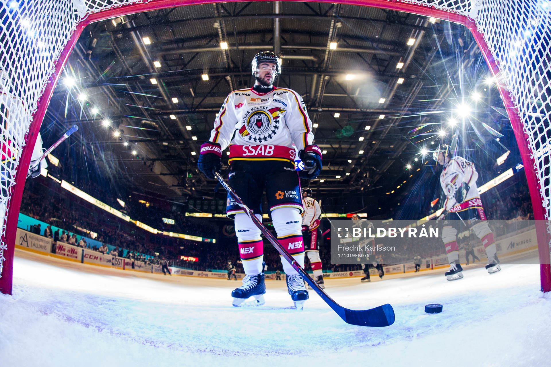 Luleås Joey Hishon deppar och hämtar pucken ur eget mål