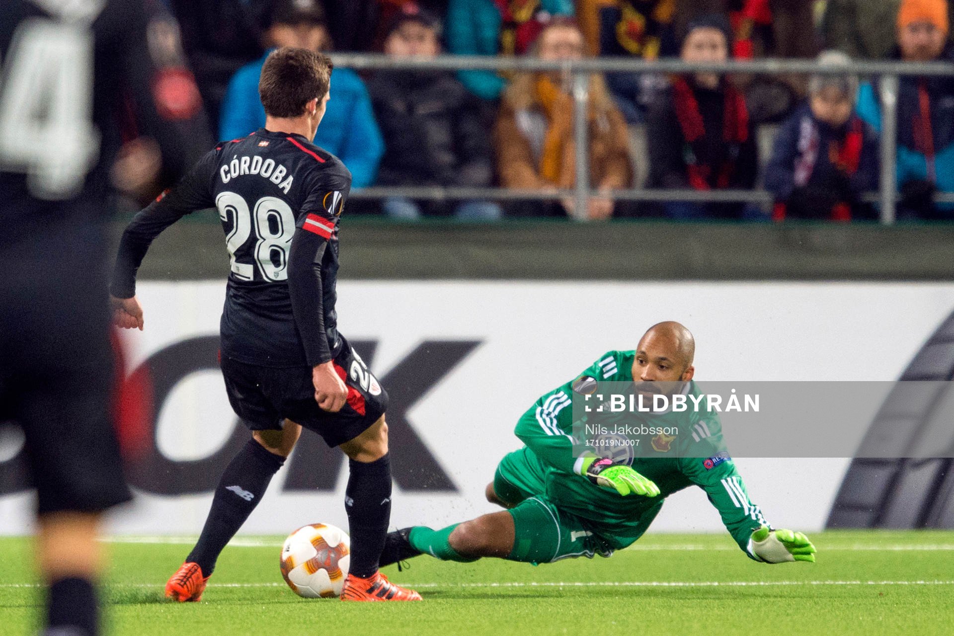 Östersunds målvakt Aly Keita ramlar och Athletic Bilbao