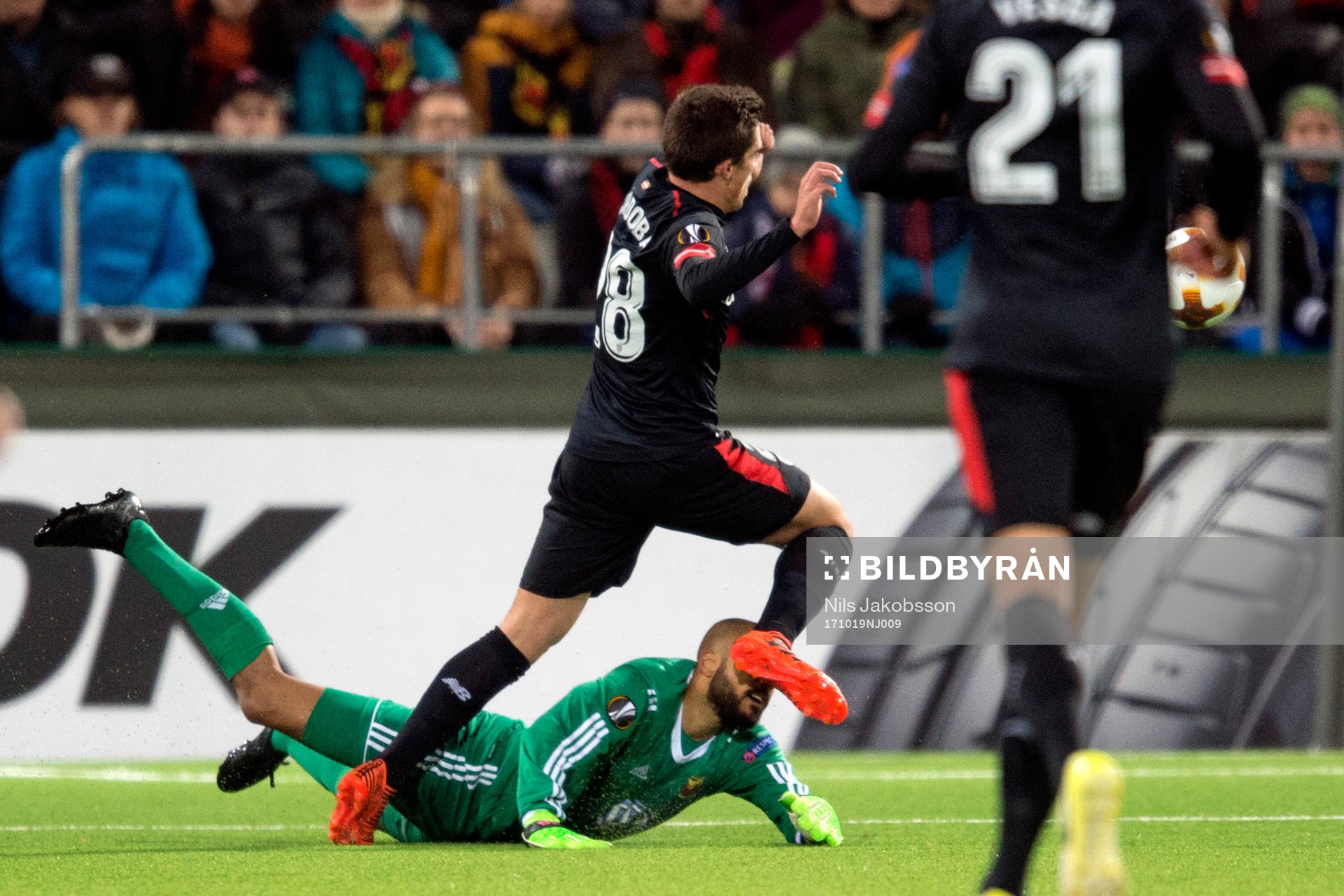 Östersunds målvakt Aly Keita ramlar och Athletic Bilbao