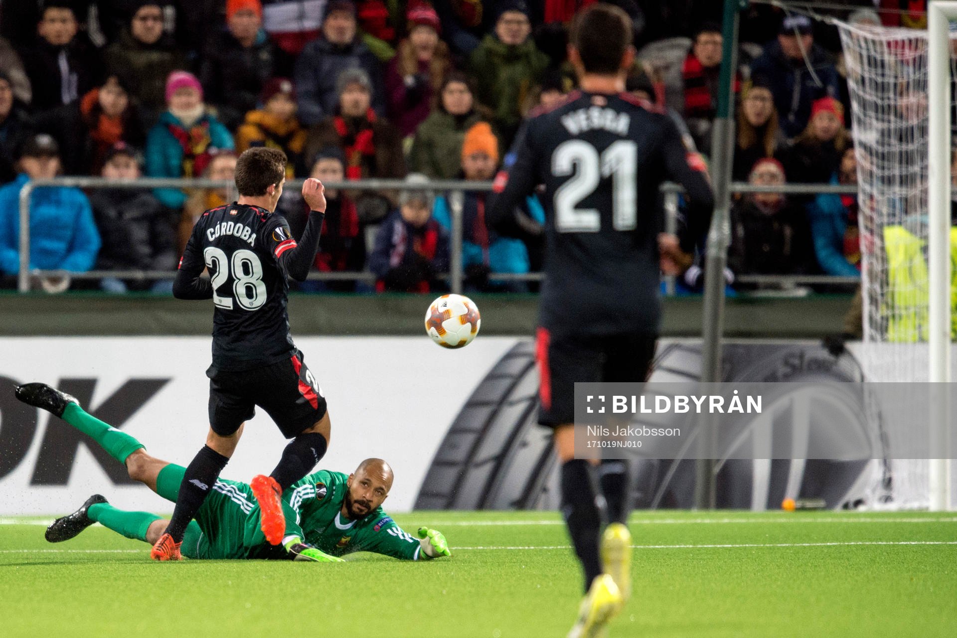 Östersunds målvakt Aly Keita ramlar och Athletic Bilbao